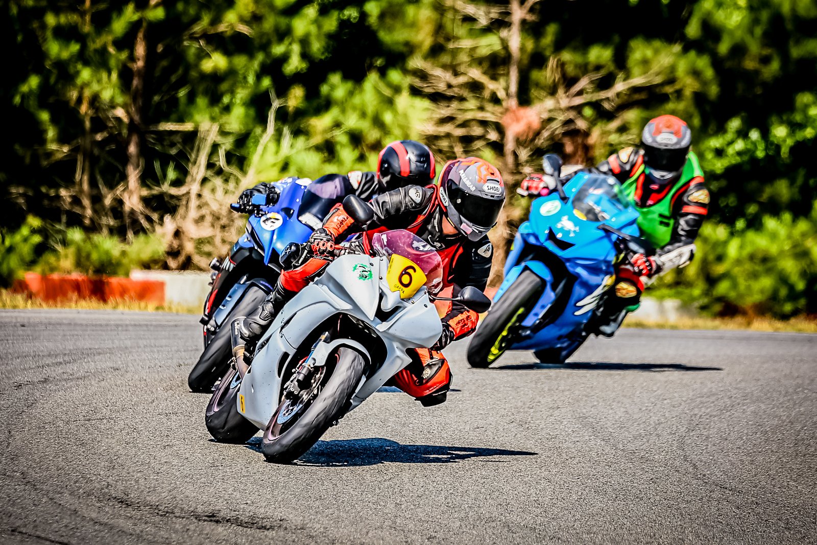 Motorcycle cornering technique on track – Smooth and fast turns.